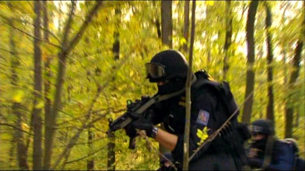 Czech policeman-H&K MP5.jpg