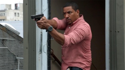 Laz Alonso aims a Glock 19 as Detective Billy Soto in The Mysteries of Laura (2014-2016).