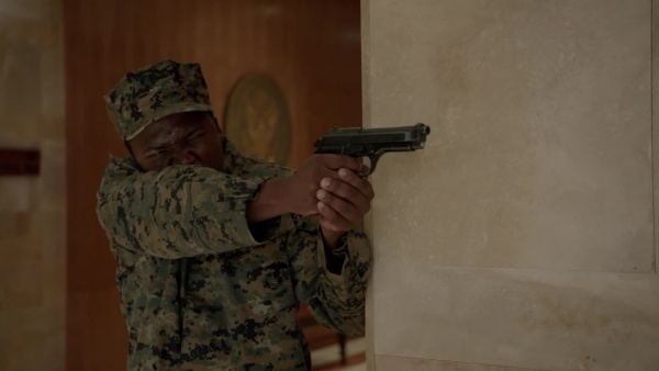 MarinePrivate-helping-quinn-with-M9-in-homeland S04E10 vlcsnap-2015-10-06-19h52m07s114.jpg
