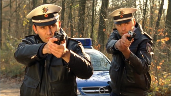 Two police officers aim their P225s in "Die Gejagten".