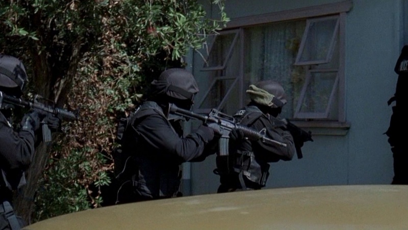 File:EW101 S1 E1 TOU MP5A2 with 3rd officer.jpg